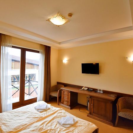 Country Saloon Bela Hotel Ngoại thất bức ảnh