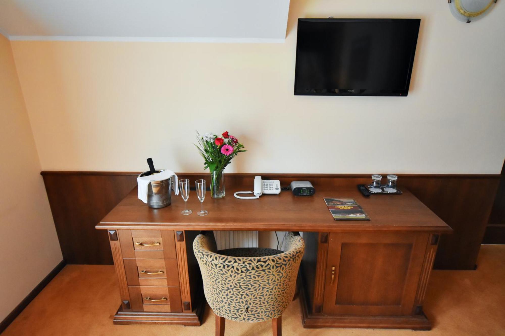 Country Saloon Bela Hotel Ngoại thất bức ảnh