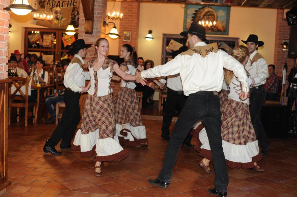 Country Saloon Bela Hotel Ngoại thất bức ảnh